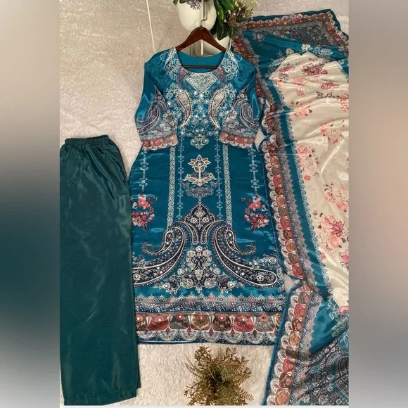 CHINON DESIGNER
FANCY DESIGNER WORK
Elegant 3 piece Indian Salwar Suit - Picture 4 of 6